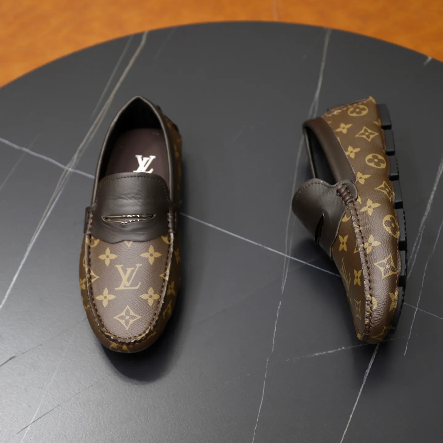 Ex-factory price: 480💰【LV】Louis Vuitton ⚠️High-end men’s driving and pedal series ⚠️38-44 (customized for 45) ⚠️All original cowhide leather! Thick and soft! Made entirely of calfskin lining! Rubber sheet anti-slip beanie sole! Three-dimensional package technology! Fashionable and classic! Handicrafts! Original high quality! Feel free to compare!